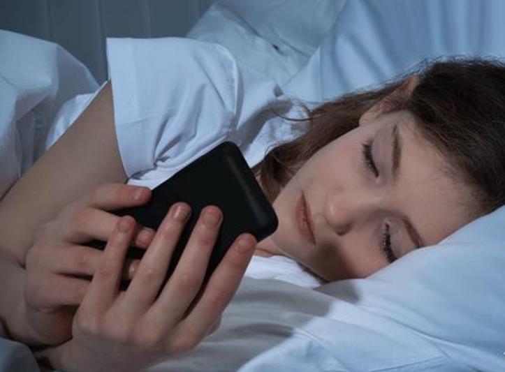 低头玩手机等于头顶50斤 可能导致颈椎病等疾病